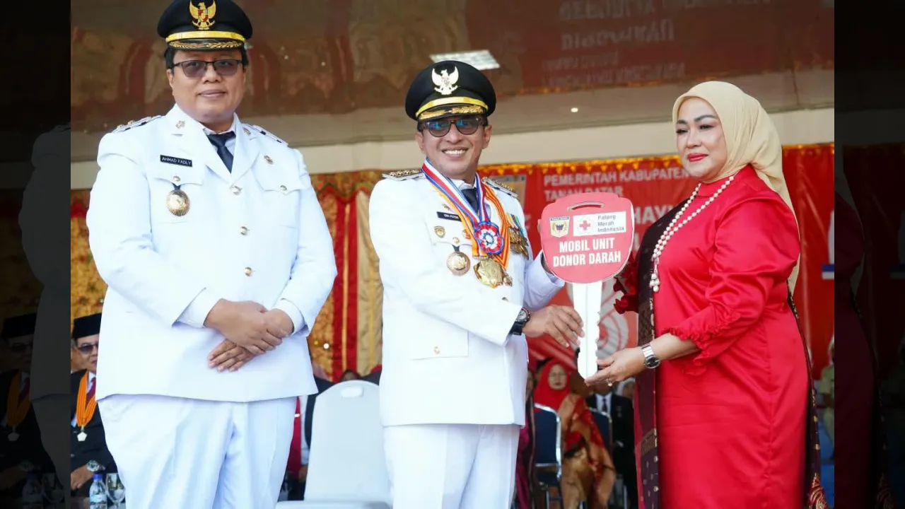 Penyerahan monil PMI secara simbolis oleh Bupati Tanah Datar Eka Putra